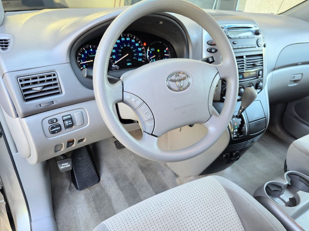2010 Toyota Sienna Image 15