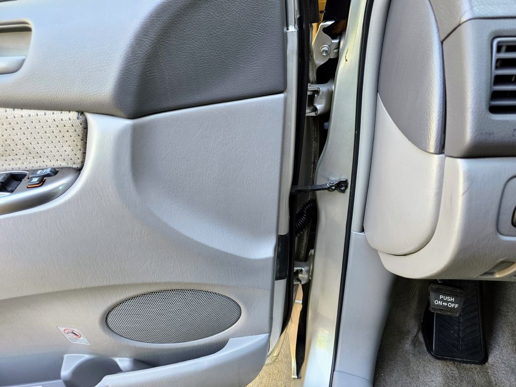 2010 Toyota Sienna Image 18