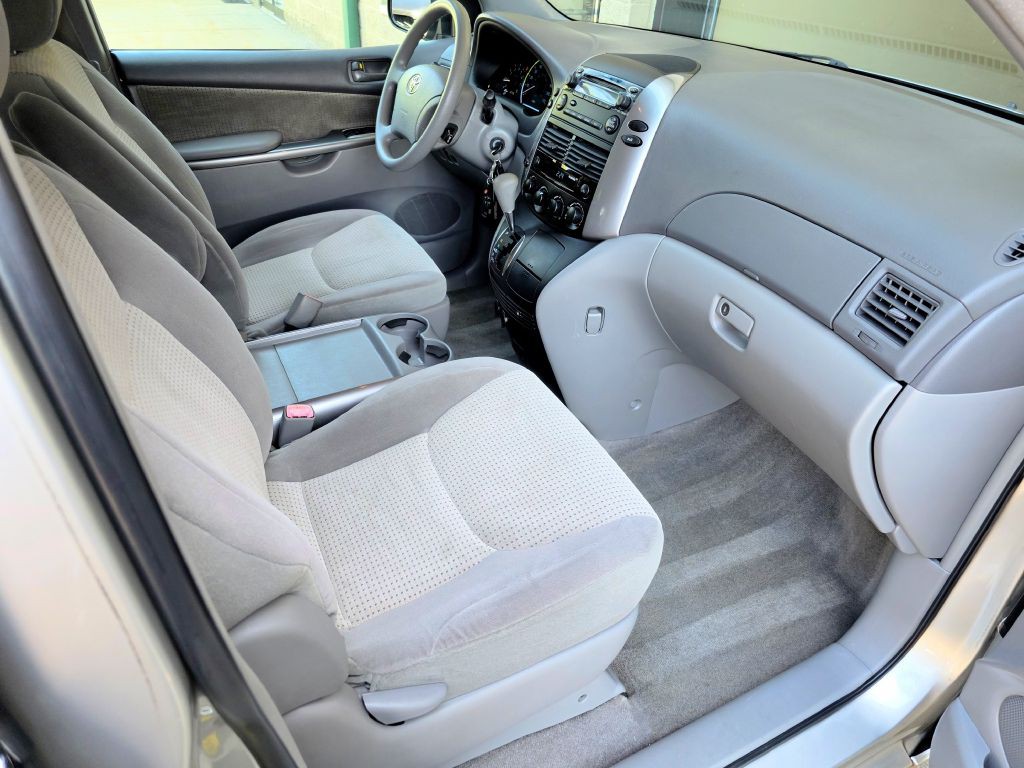 2010 Toyota Sienna Image 19