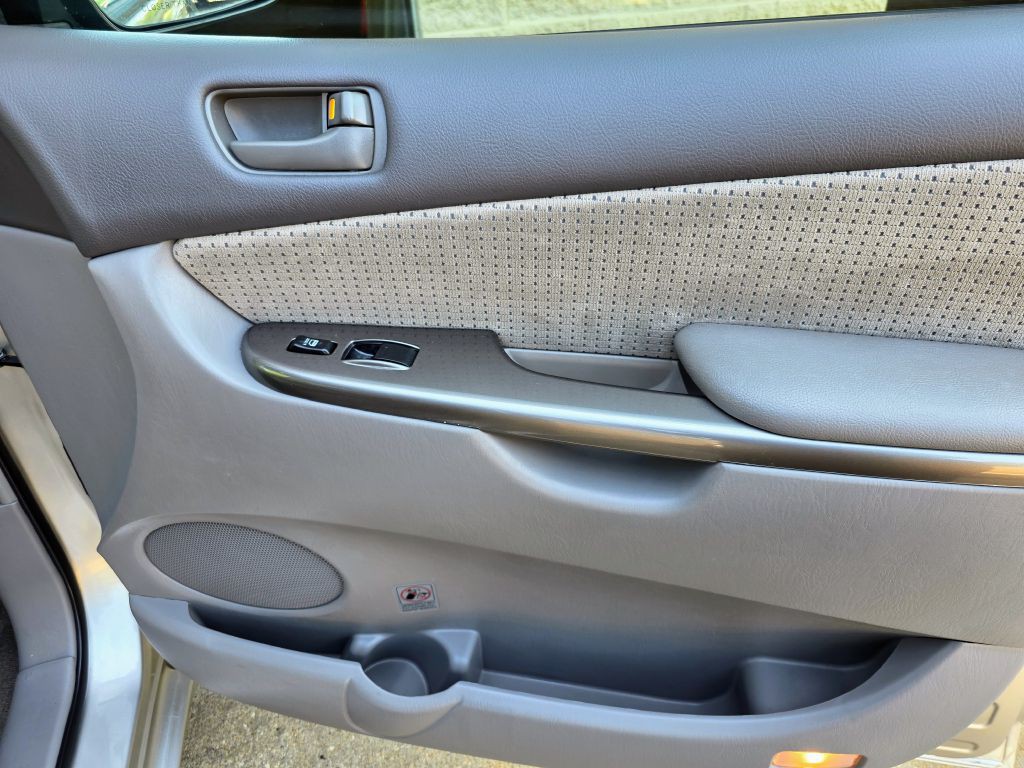 2010 Toyota Sienna Image 21
