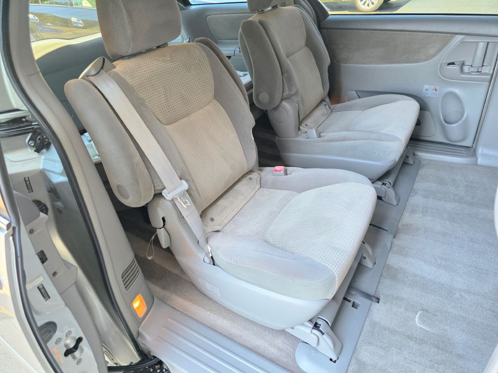 2010 Toyota Sienna Image 24