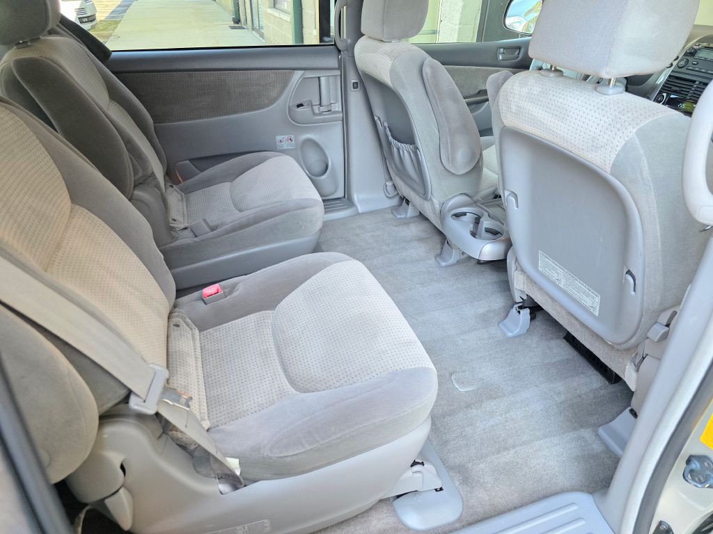 2010 Toyota Sienna Image 25