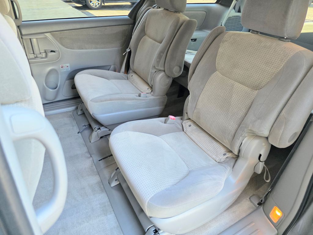 2010 Toyota Sienna Image 27
