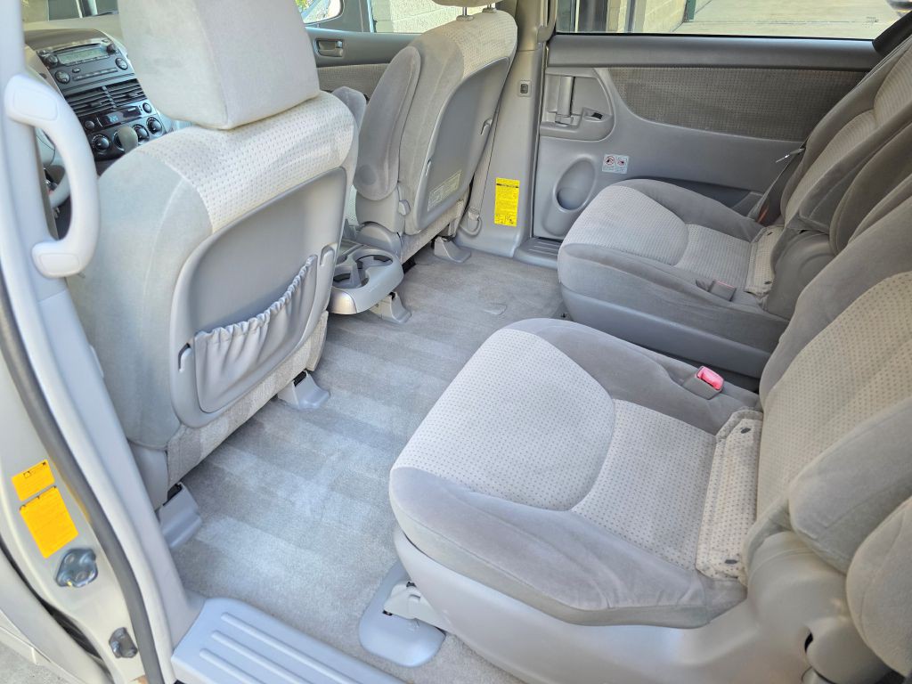 2010 Toyota Sienna Image 28