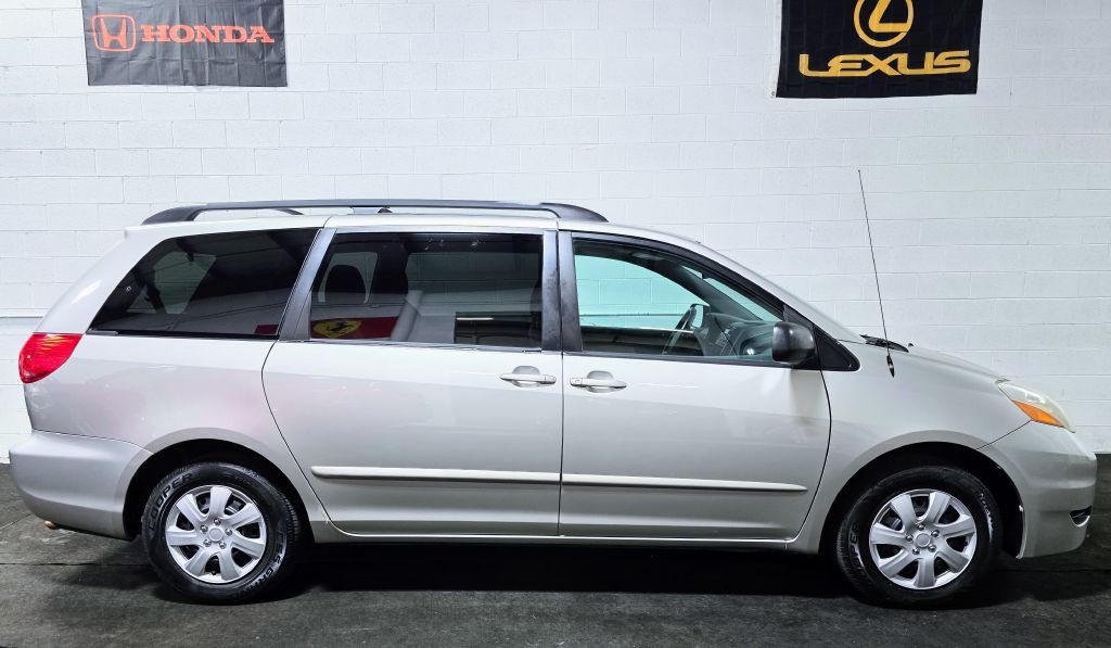 2010 Toyota Sienna Image 40