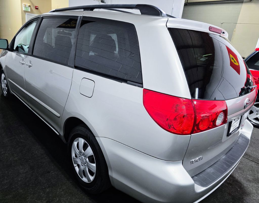 2010 Toyota Sienna Image 43