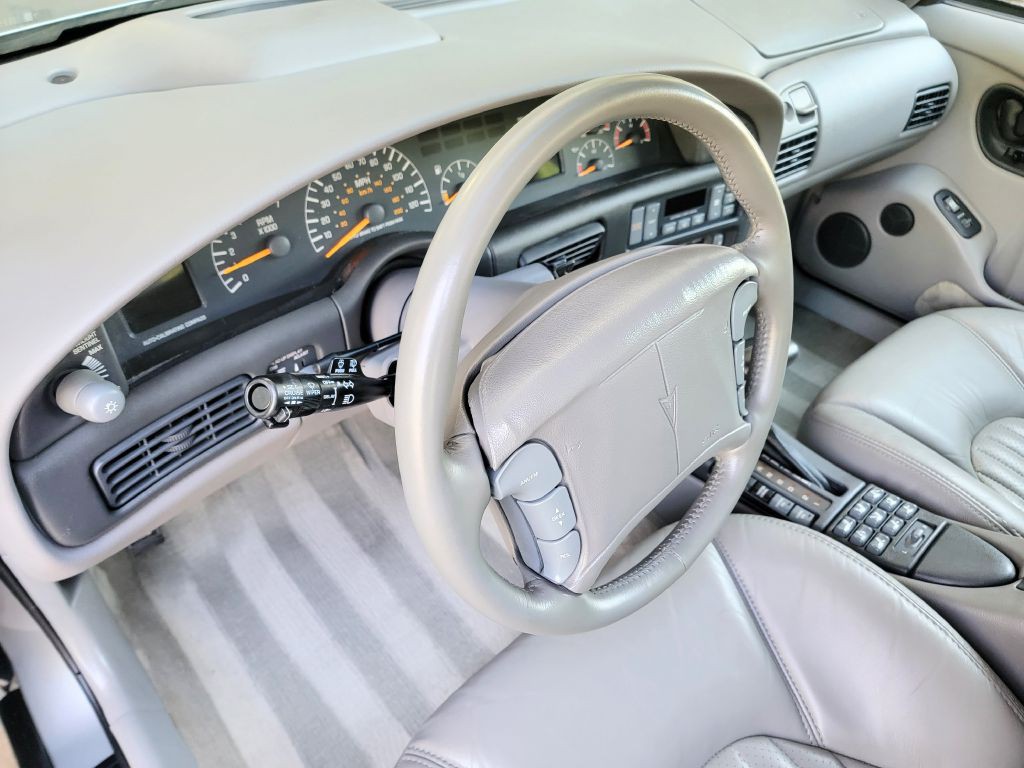 1994 Pontiac Bonneville Image 10
