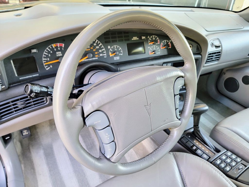 1994 Pontiac Bonneville Image 13