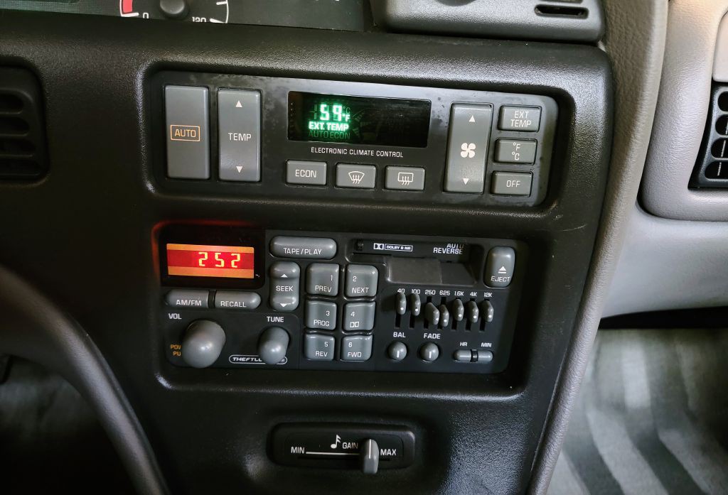 1994 Pontiac Bonneville Image 40