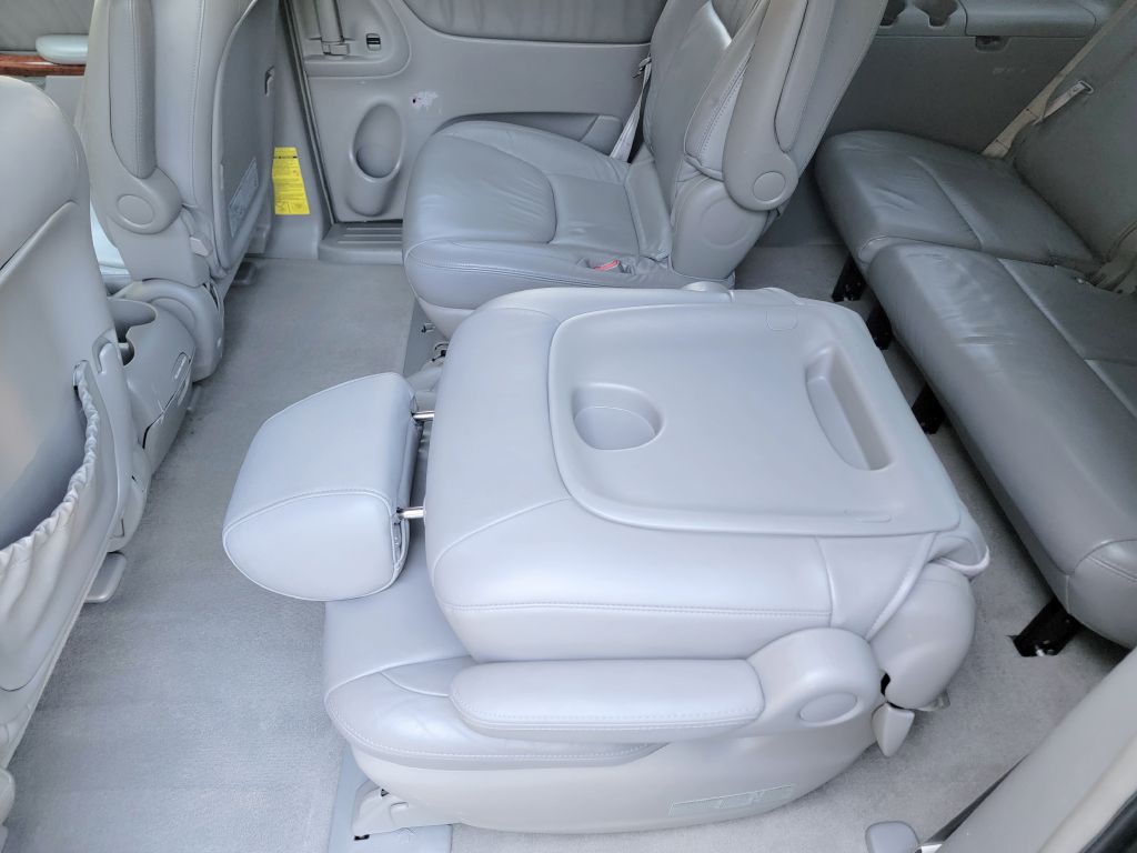 2004 Toyota Sienna Image 13