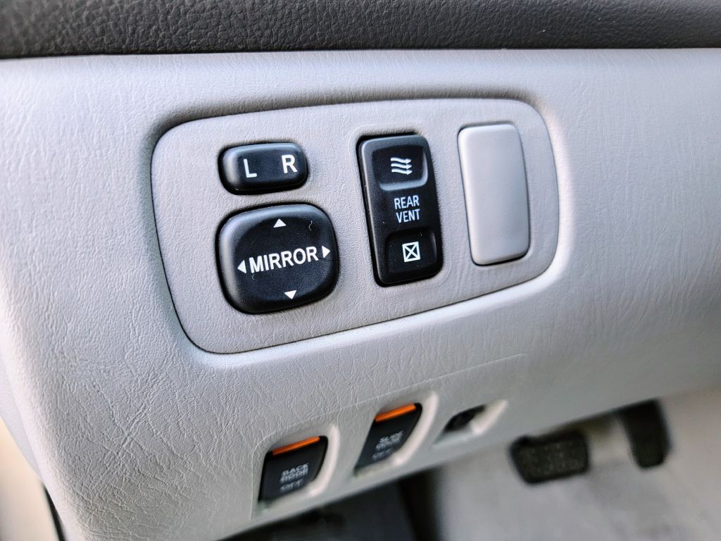 2004 Toyota Sienna Image 32
