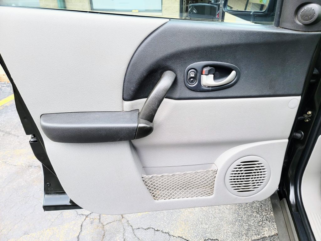 2004 Saturn Vue Image 8