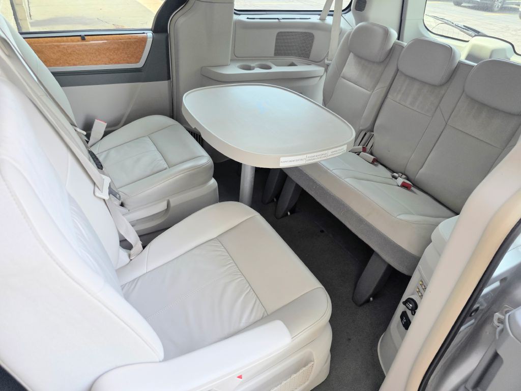 2008 Chrysler Town & Country Image 2