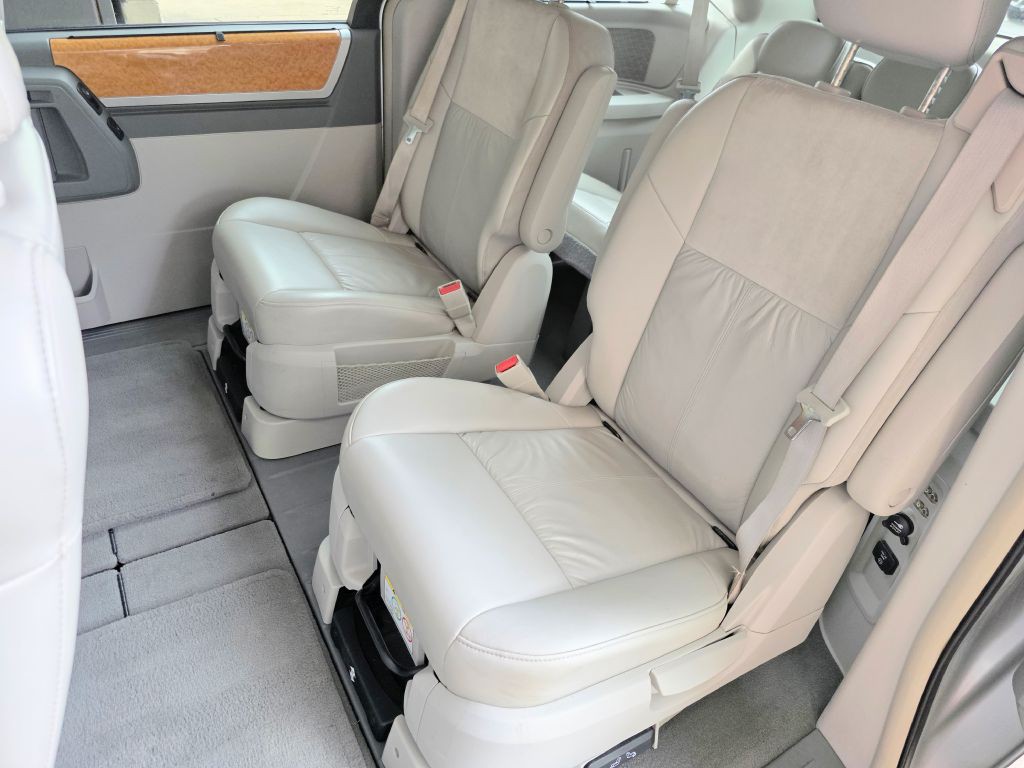 2008 Chrysler Town & Country Image 3