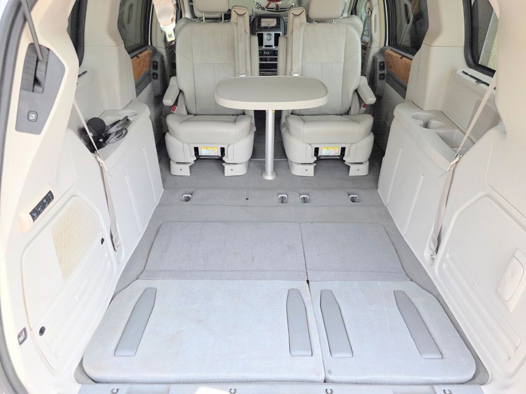 2008 Chrysler Town & Country Image 4