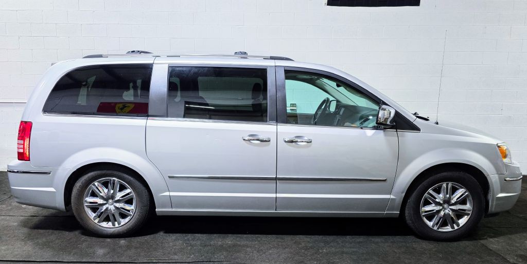 2008 Chrysler Town & Country Image 5