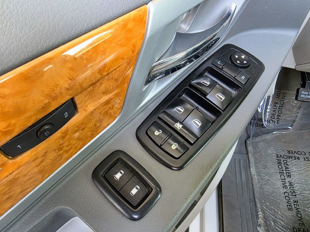 2008 Chrysler Town & Country Image 7