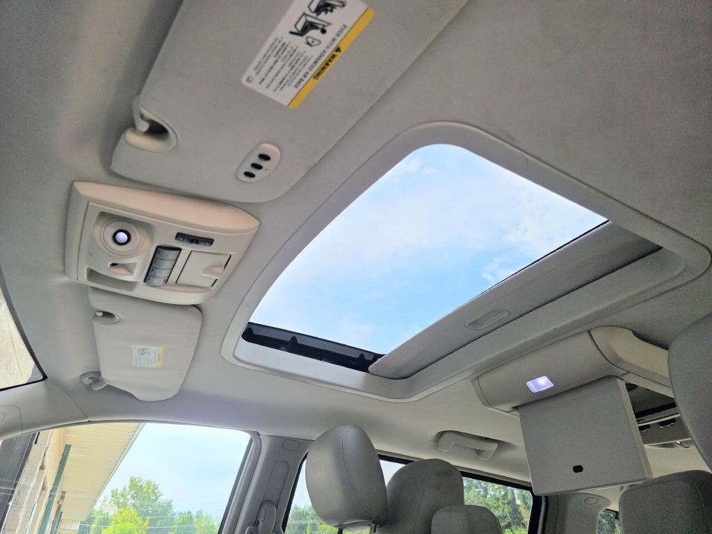 2008 Chrysler Town & Country Image 8