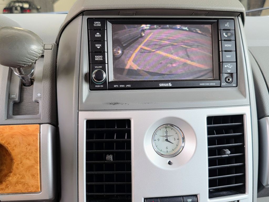 2008 Chrysler Town & Country Image 10
