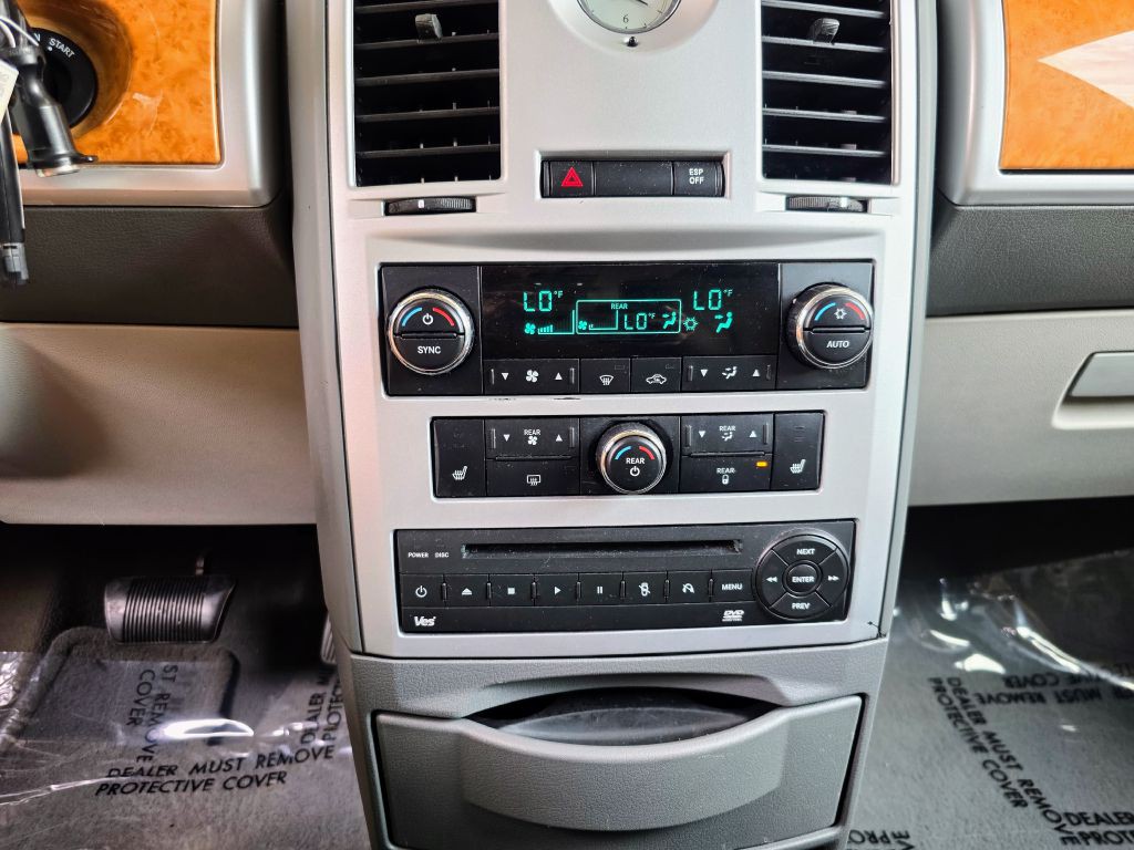 2008 Chrysler Town & Country Image 11
