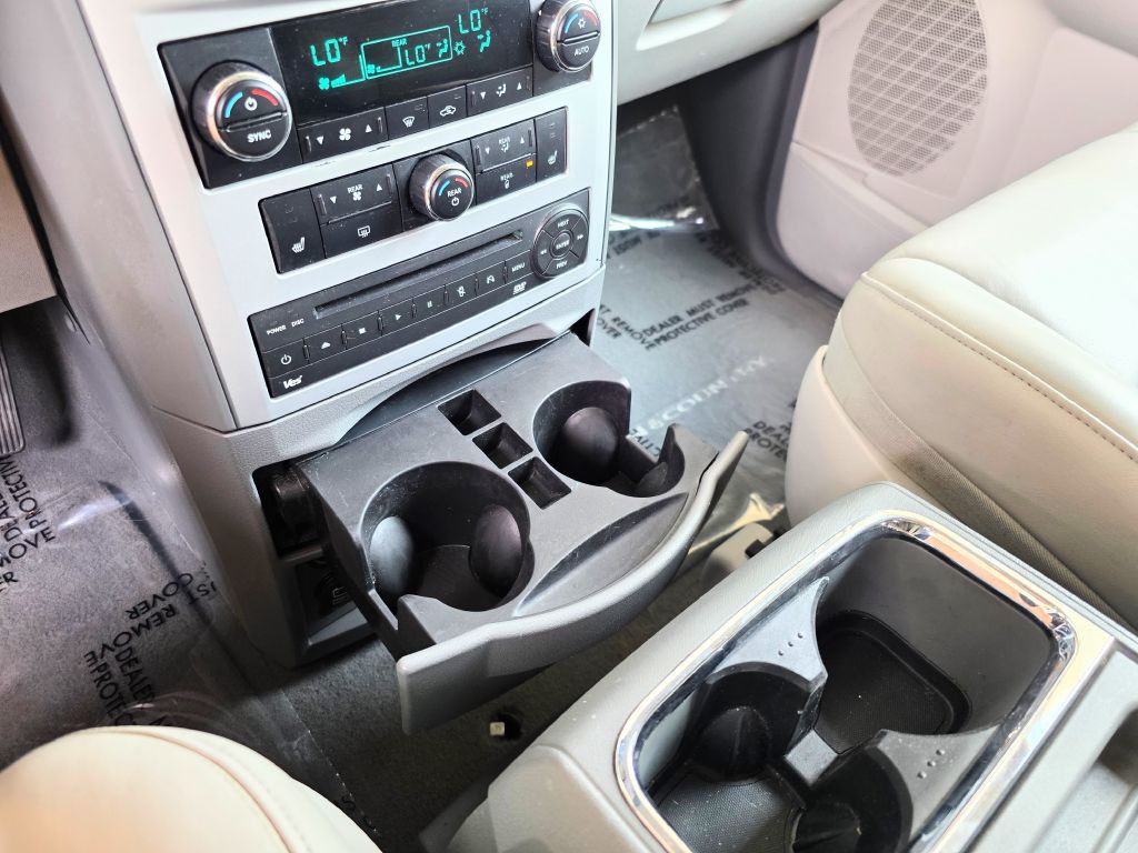 2008 Chrysler Town & Country Image 12