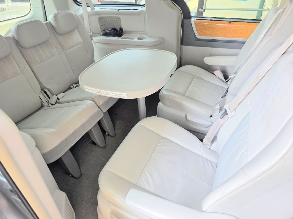 2008 Chrysler Town & Country Image 16