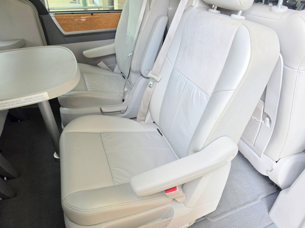 2008 Chrysler Town & Country Image 17