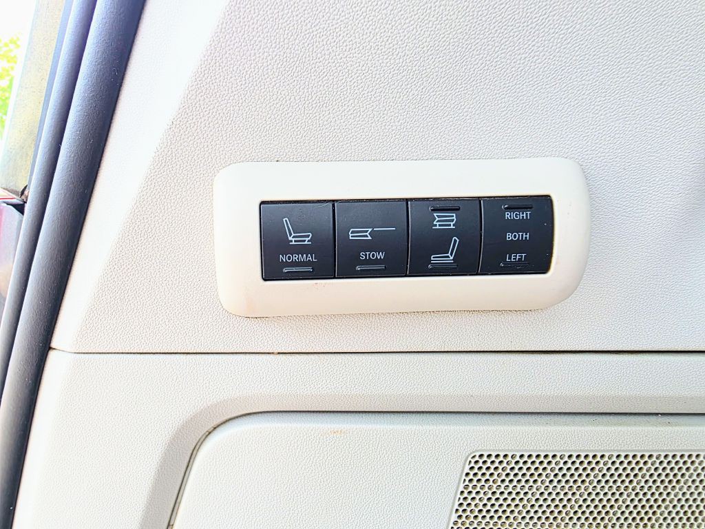 2008 Chrysler Town & Country Image 19