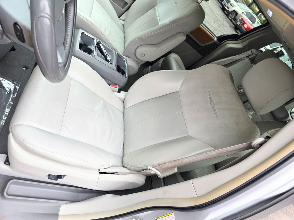2008 Chrysler Town & Country Image 28