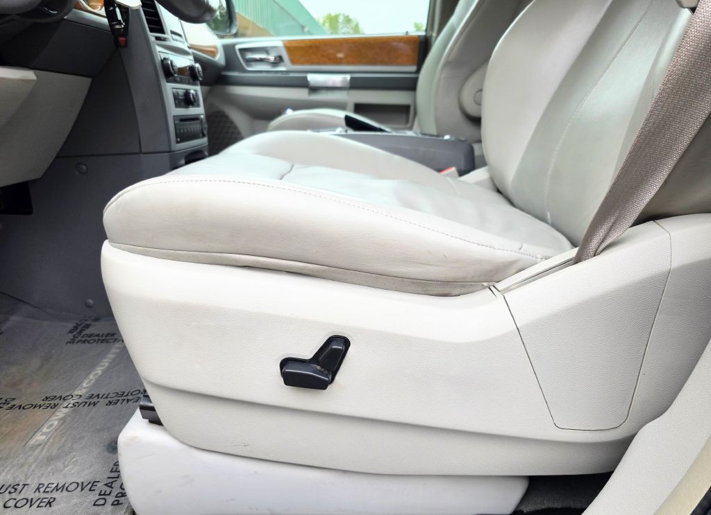 2008 Chrysler Town & Country Image 29