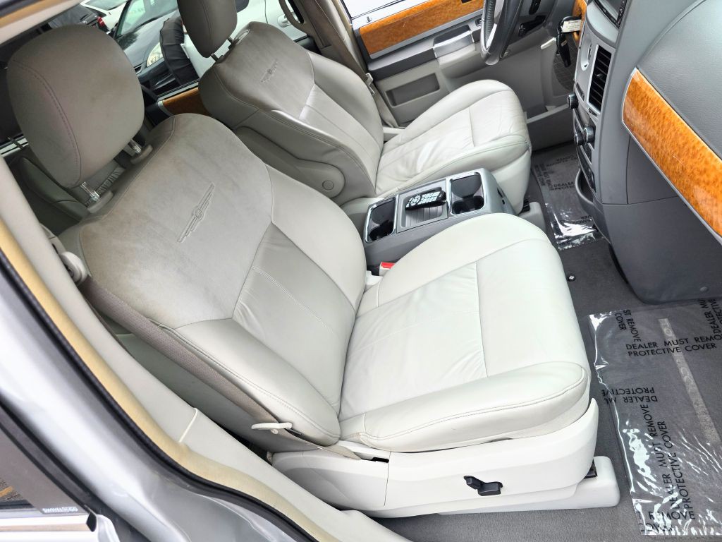 2008 Chrysler Town & Country Image 30