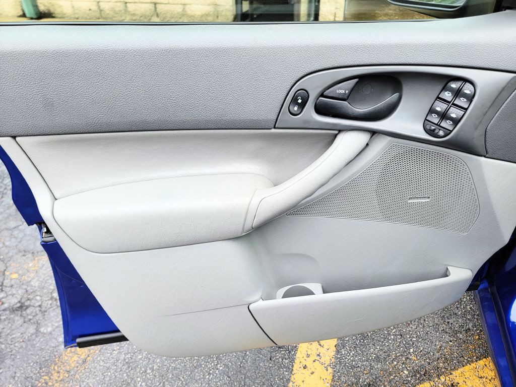 2005 Ford Focus Image 8