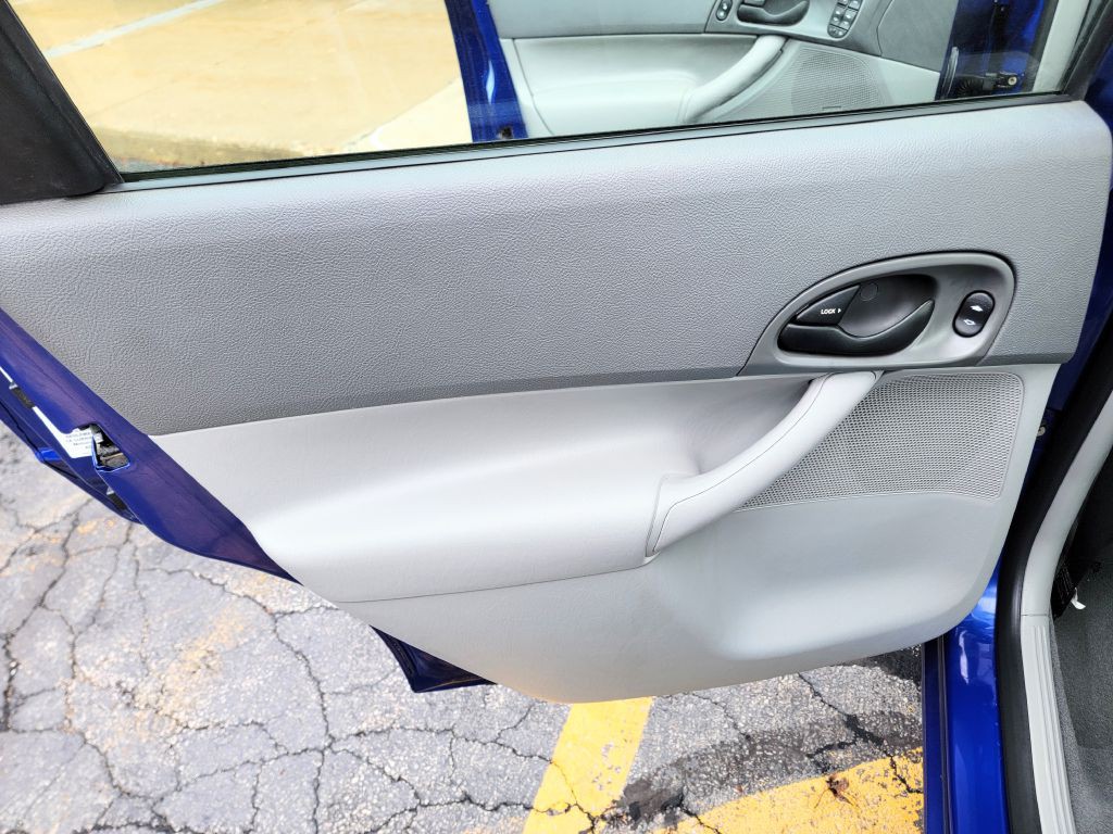 2005 Ford Focus Image 11