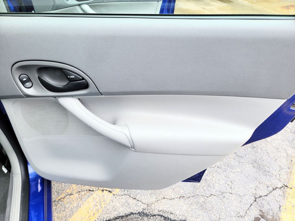 2005 Ford Focus Image 16