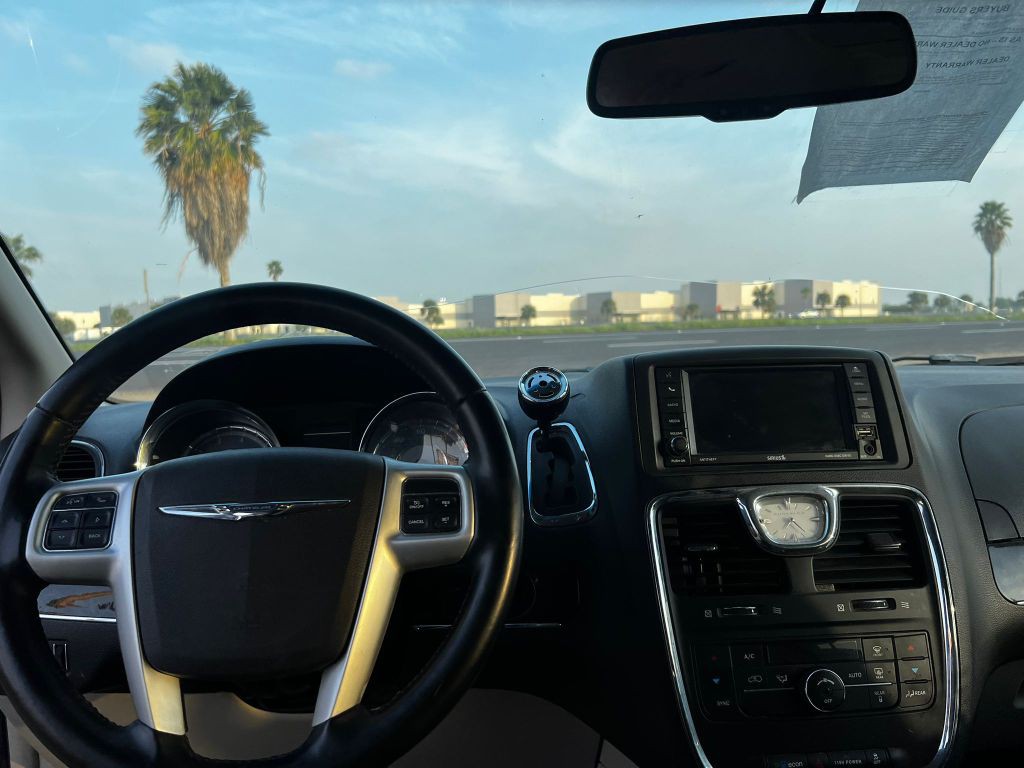 2016 Chrysler Town & Country Image 6