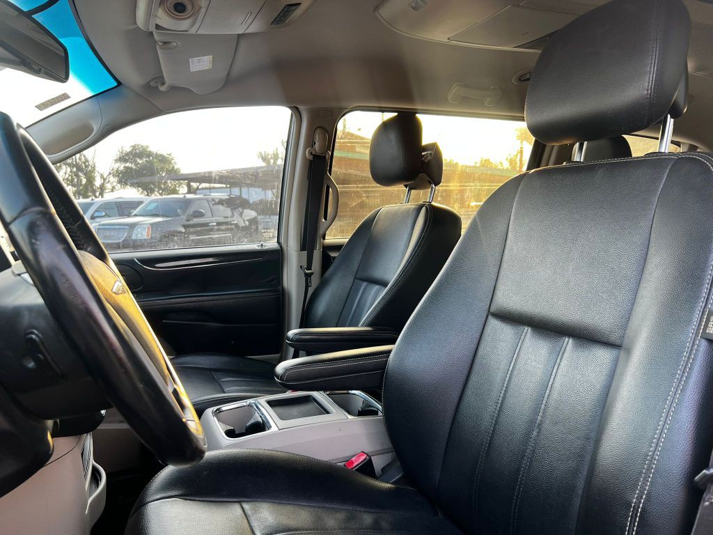 2016 Chrysler Town & Country Image 7