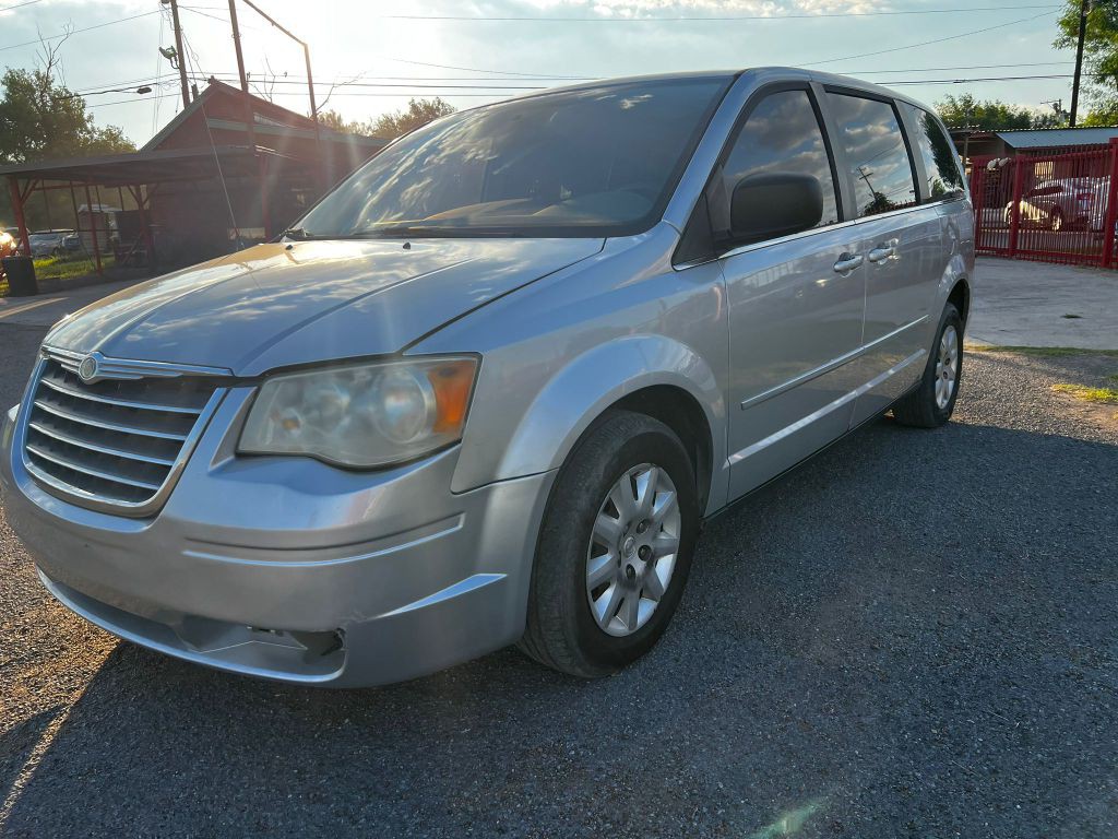 2010 Chrysler Town & Country Image 3