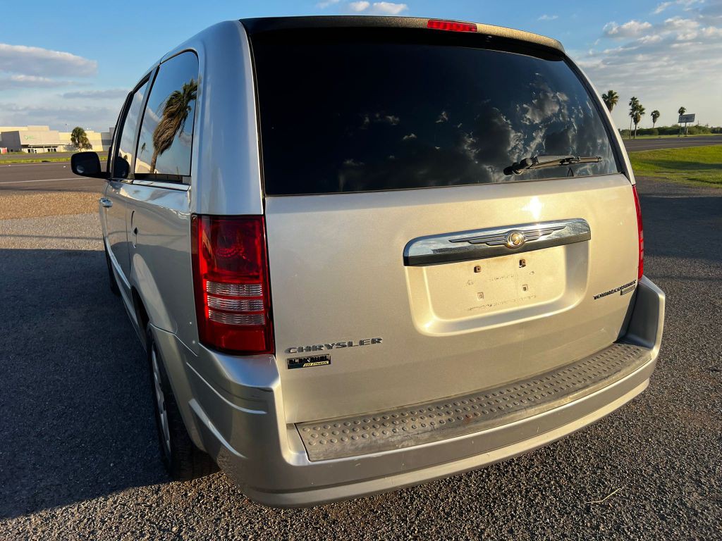 2010 Chrysler Town & Country Image 4