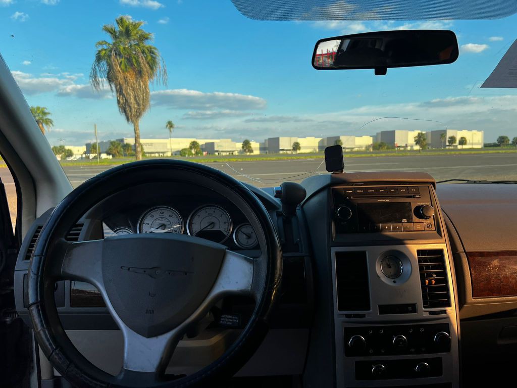 2010 Chrysler Town & Country Image 6