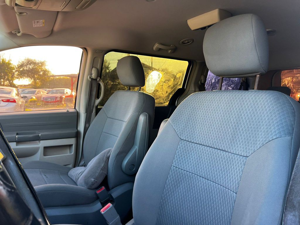 2010 Chrysler Town & Country Image 7