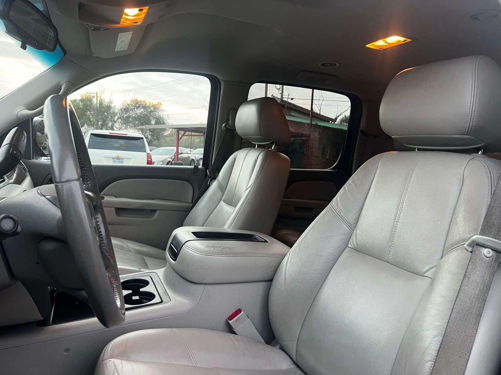 2012 Chevrolet Suburban Image 6