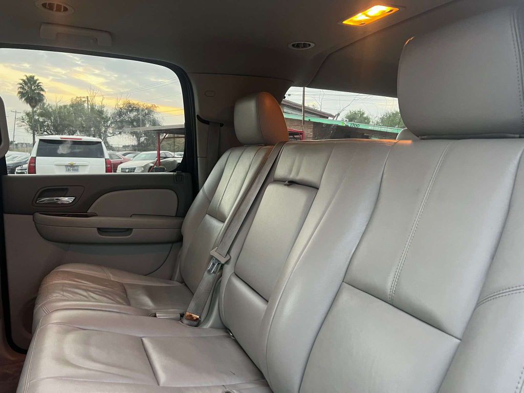 2012 Chevrolet Suburban Image 8