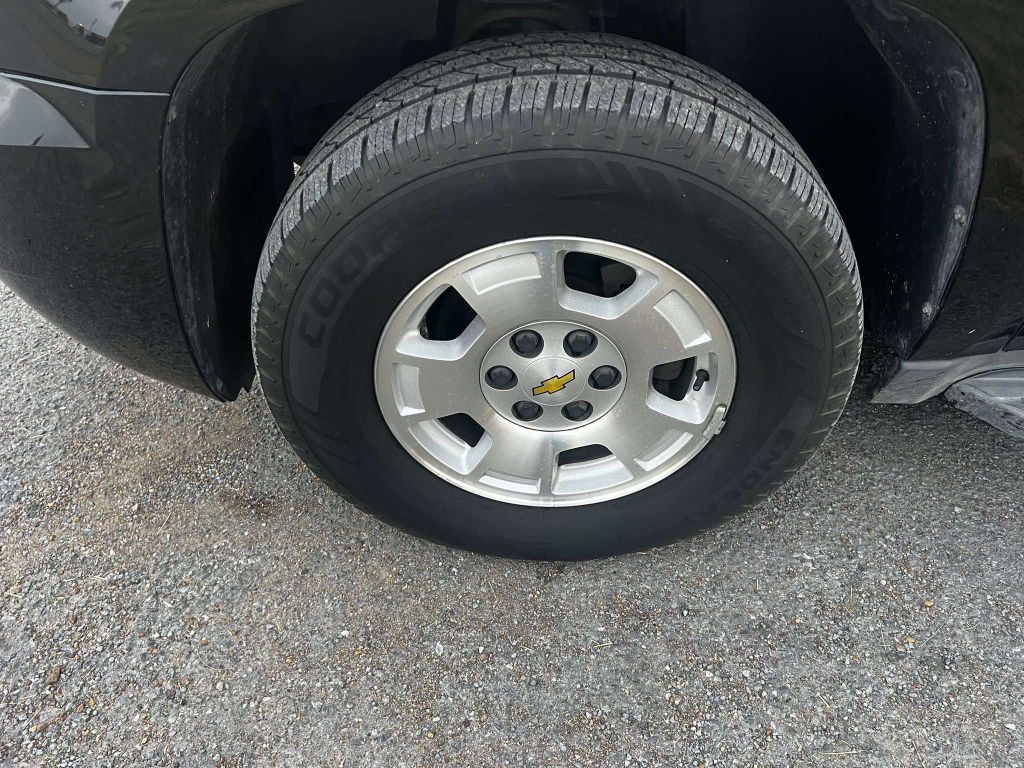 2012 Chevrolet Suburban Image 10