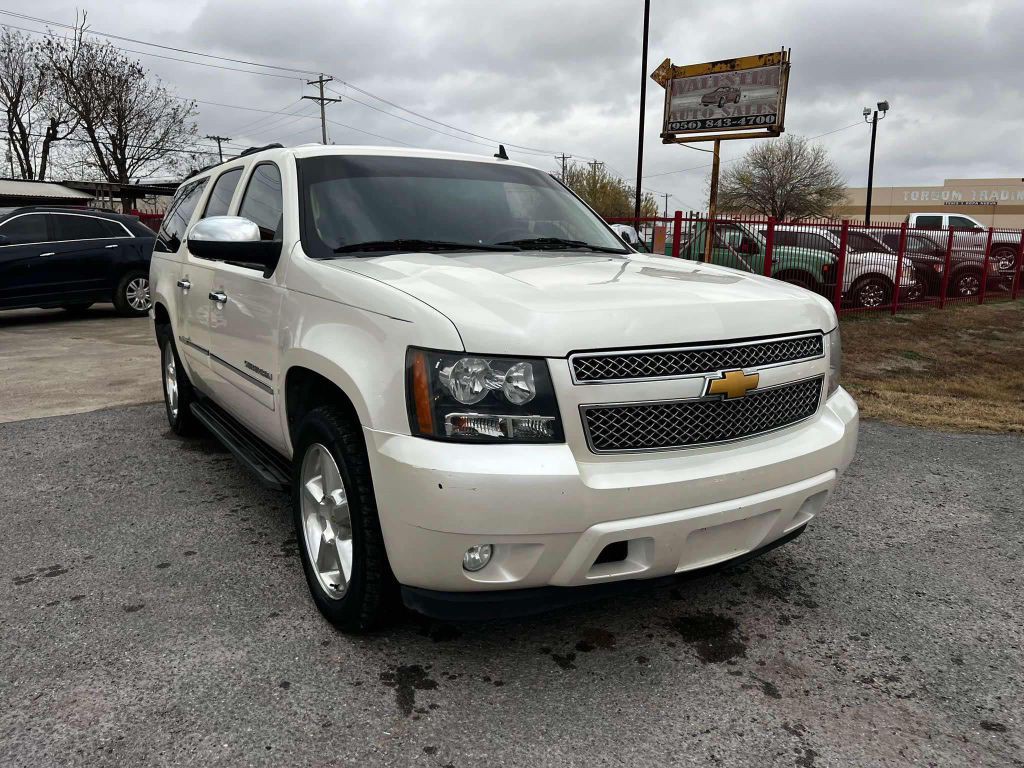 2012 Chevrolet Suburban Image 2