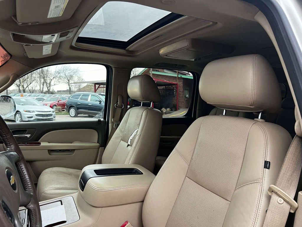2012 Chevrolet Suburban Image 7