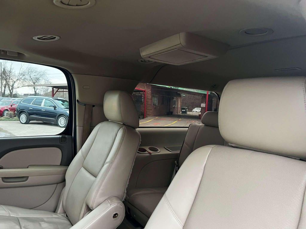 2012 Chevrolet Suburban Image 8