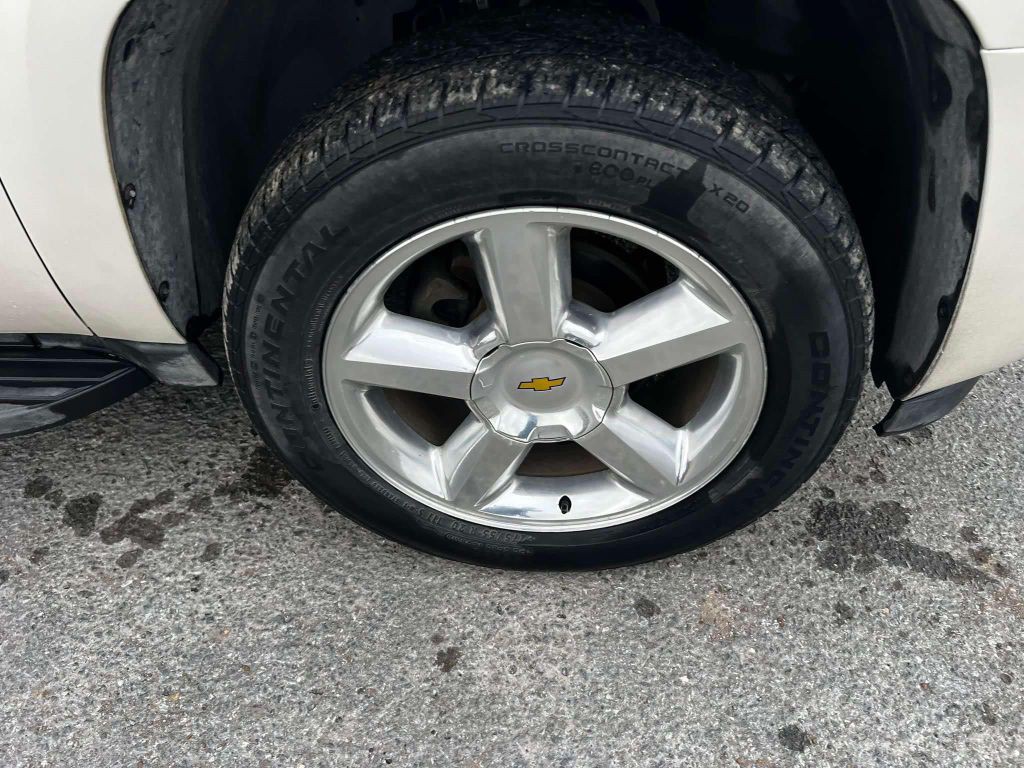 2012 Chevrolet Suburban Image 10