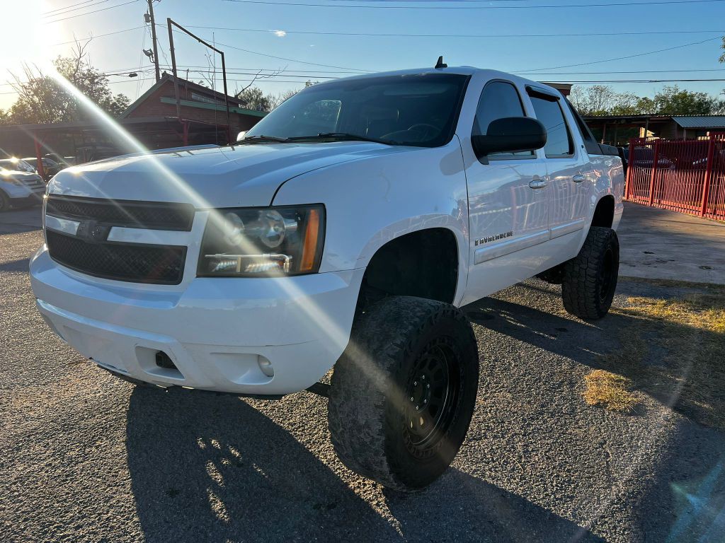 2008 Chevrolet Avalanche Image 2