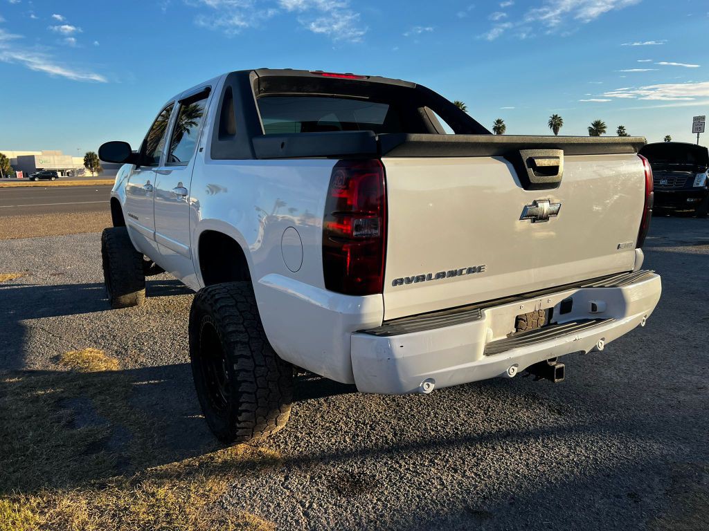 2008 Chevrolet Avalanche Image 3