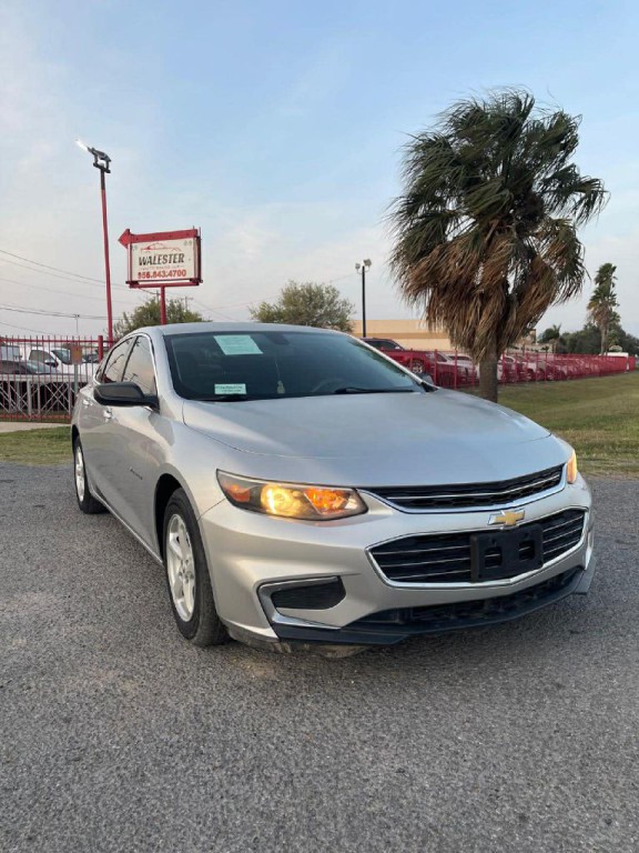 2017 Chevrolet Malibu Image 2